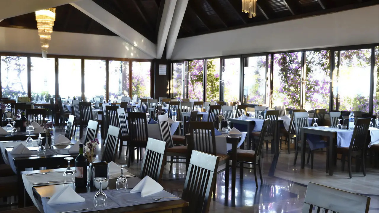 Restauracja z nakrytymi stołami w Emelda Sun Club
