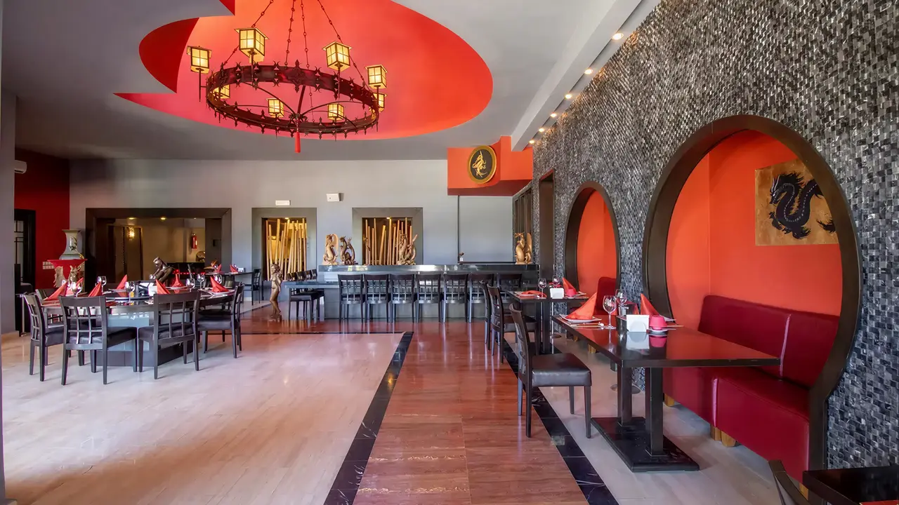 Restauracja w Emelda Sun Club z eleganckimi stolikami
