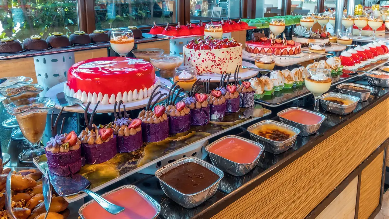Słodki bufet z deserami w Emelda Sun Club