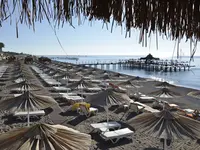 Plaża z leżakami i parasolami w Emelda Sun Club
