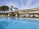 Basen z leżakami w hotelu Epic Sana