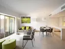 Nowoczesny salon w apartamencie Epic Sana