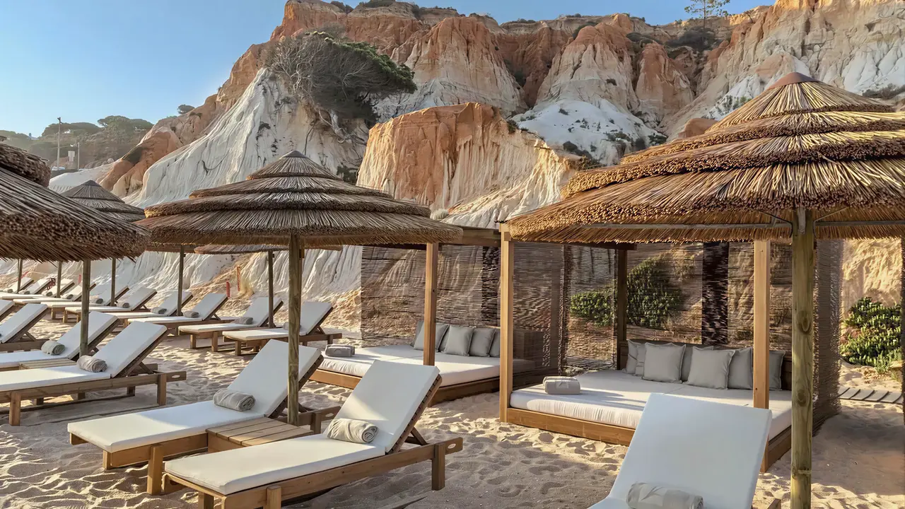 Leżaki i parasole na plaży w Epic Sana