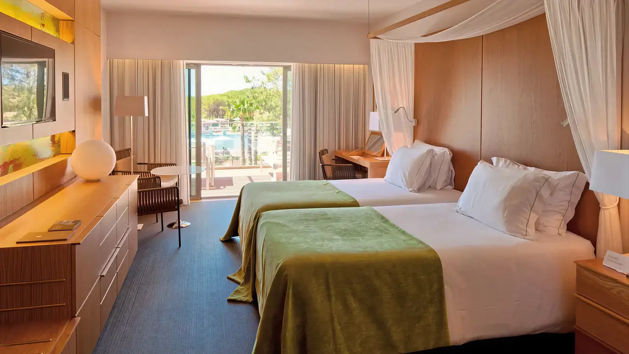 Pokój z łóżkami w hotelu Epic Sana