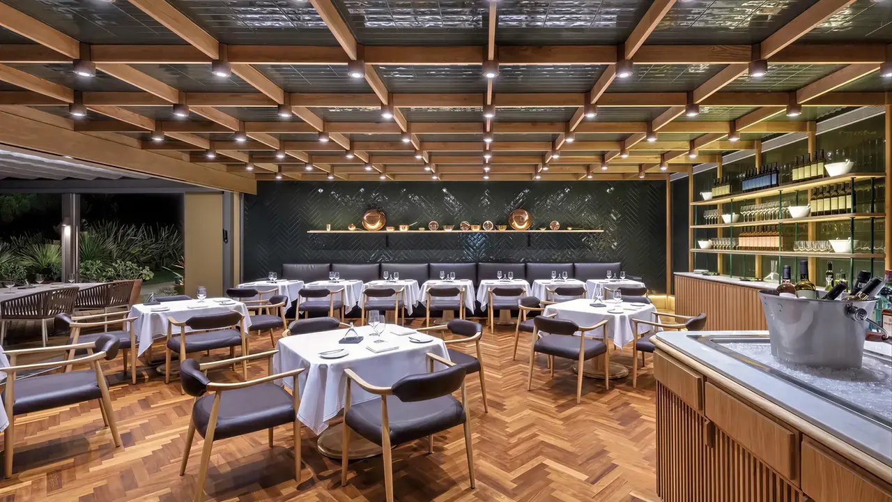 Elegancka restauracja w Epic Sana z nakrytymi stołami