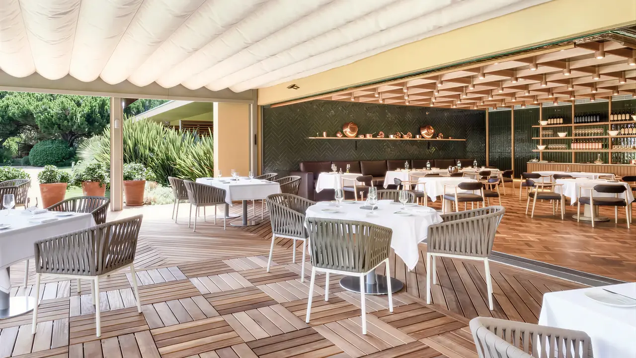Restauracja w Epic Sana z białymi obrusami