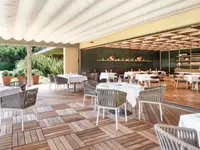 Restauracja w Epic Sana z białymi obrusami