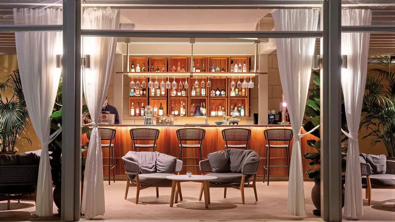 Elegancki bar w hotelu Epic Sana