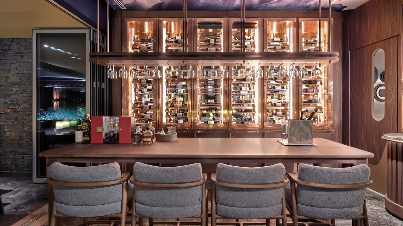 Elegancki bar z winami w Epic Sana