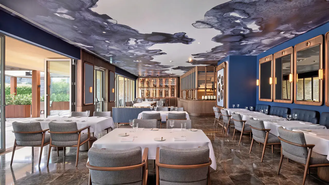 Elegancka restauracja w Epic Sana z nakrytym stołem