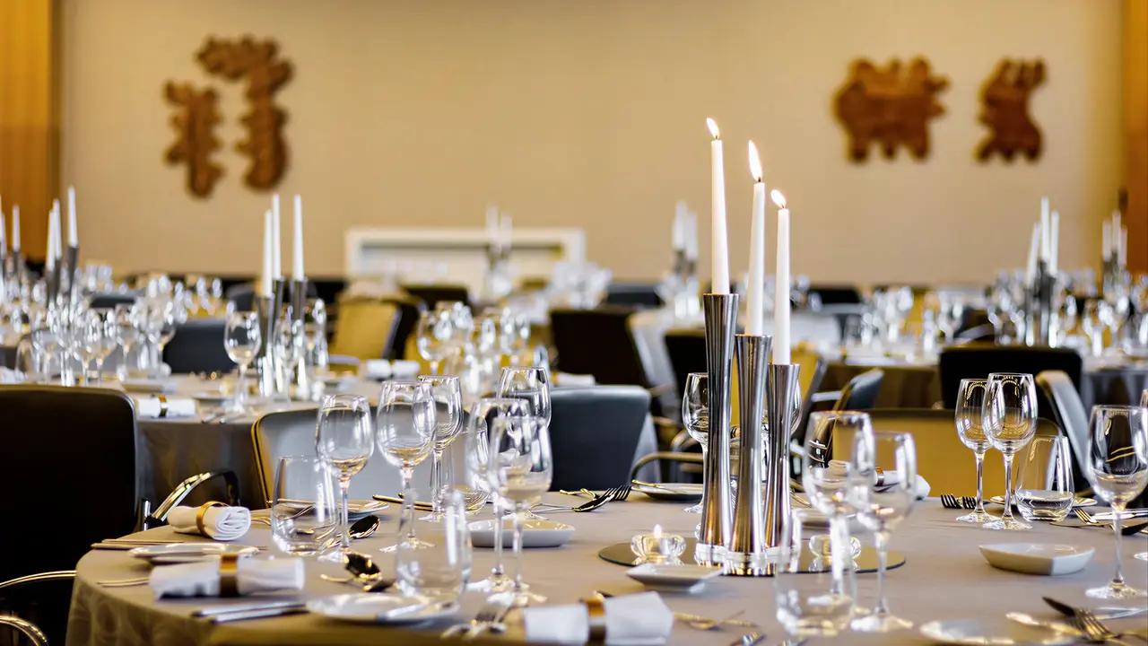 Elegancko nakryte stoły w restauracji Epic Sana