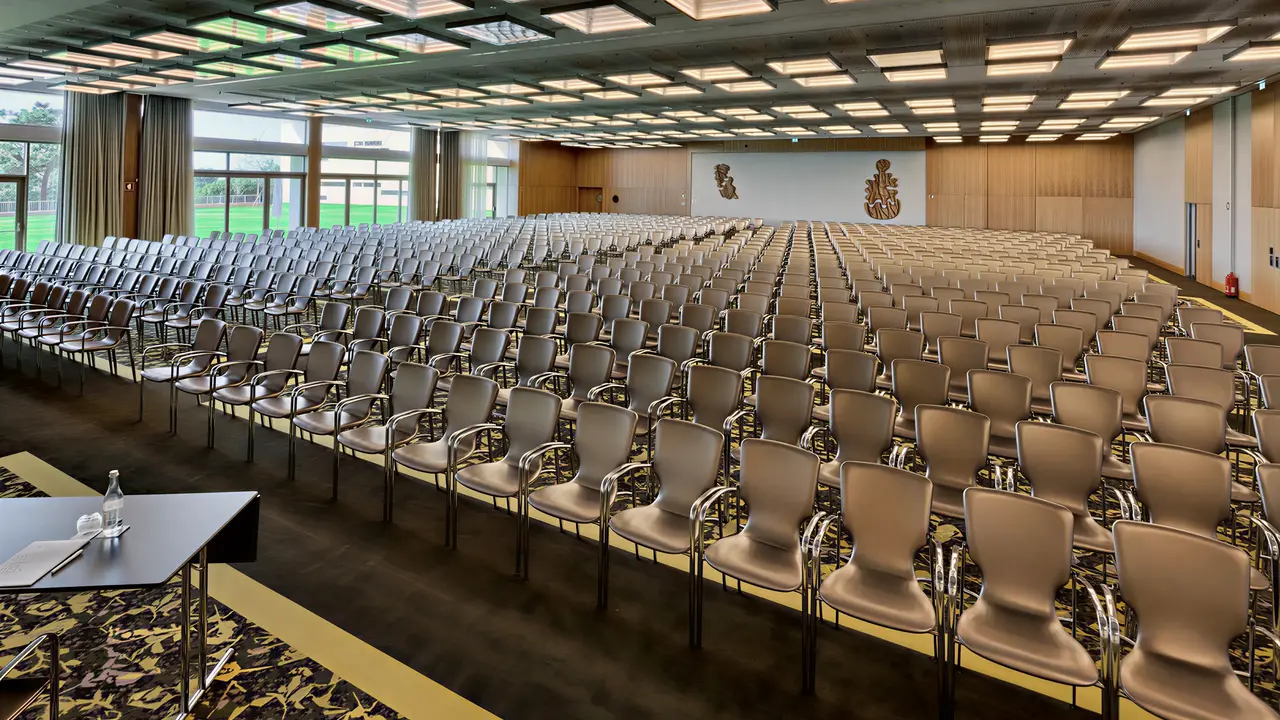 Sala konferencyjna z rzędami krzeseł w Epic Sana