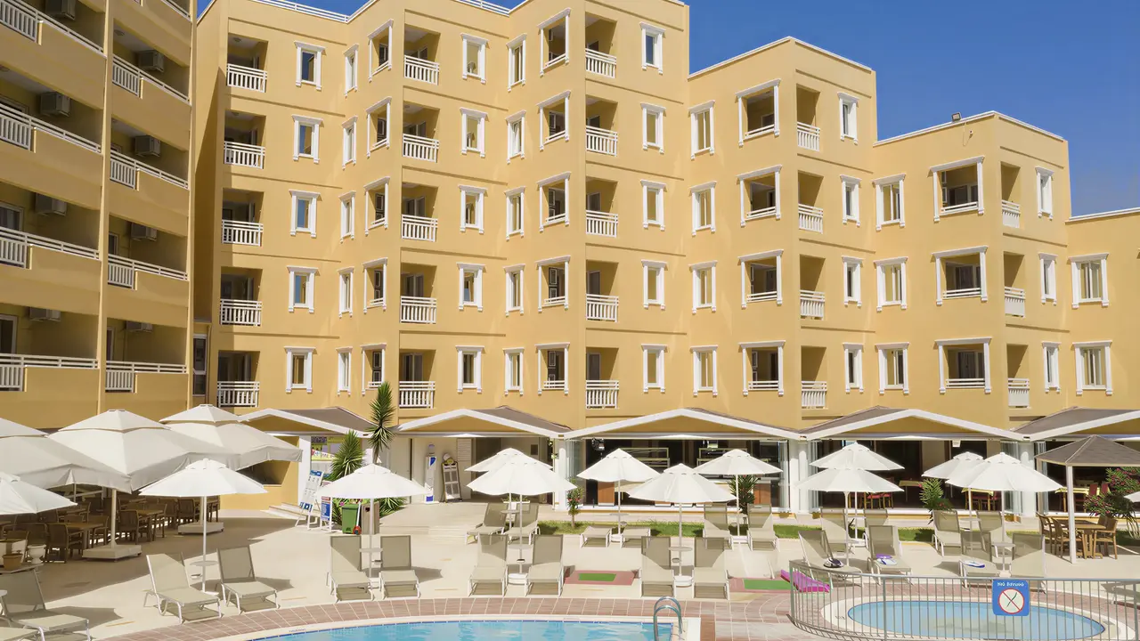 Basen i leżaki w hotelu Esra & Family Suite