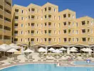 Basen i leżaki w hotelu Esra & Family Suite