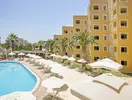 Basen z leżakami i parasolami w Esra & Family Suite