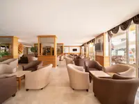 Wnętrze wspólnej strefy wypoczynku w Esra & Family Suite