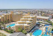 Widok na budynki i baseny Esra & Family Suite