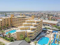 Widok na budynki i baseny Esra & Family Suite