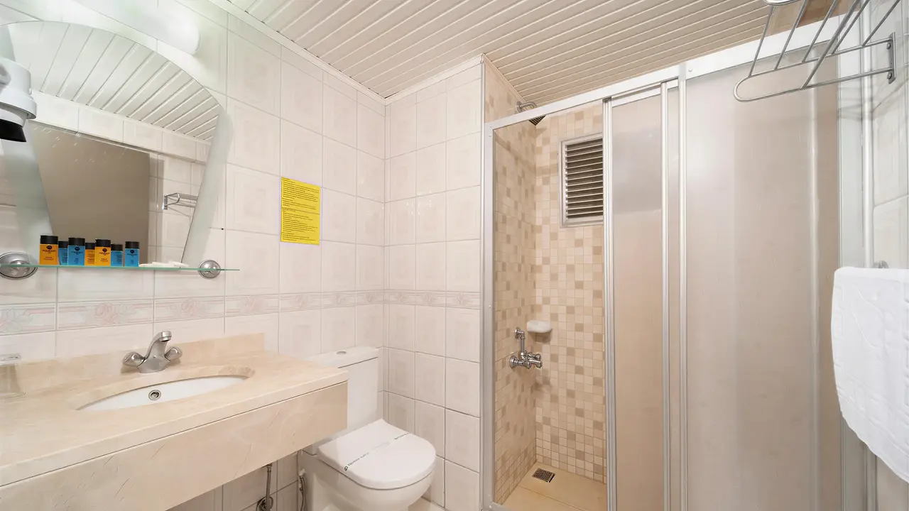 Łazienka w hotelu Esra & Family Suite z prysznicem
