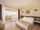 Pokój z łóżkiem i balkonem w Esra & Family Suite
