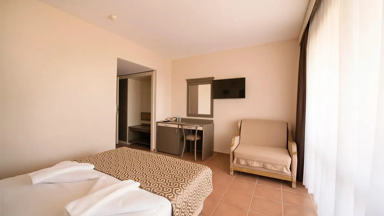 Wnętrze pokoju z łóżkiem w Esra & Family Suite
