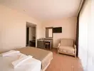 Wnętrze pokoju z łóżkiem w Esra & Family Suite