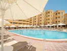 Basen z leżakami i parasolami w Esra & Family Suite