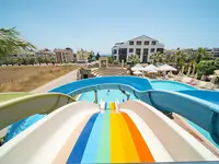 Zjeżdżalnie wodne w hotelu Esra & Family Suite