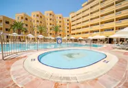 Basen w hotelu Esra & Family Suite z leżakami