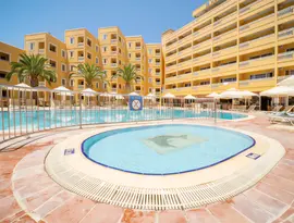 Basen w hotelu Esra & Family Suite z leżakami