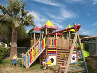 Kolorowy plac zabaw dla dzieci w Esra & Family Suite