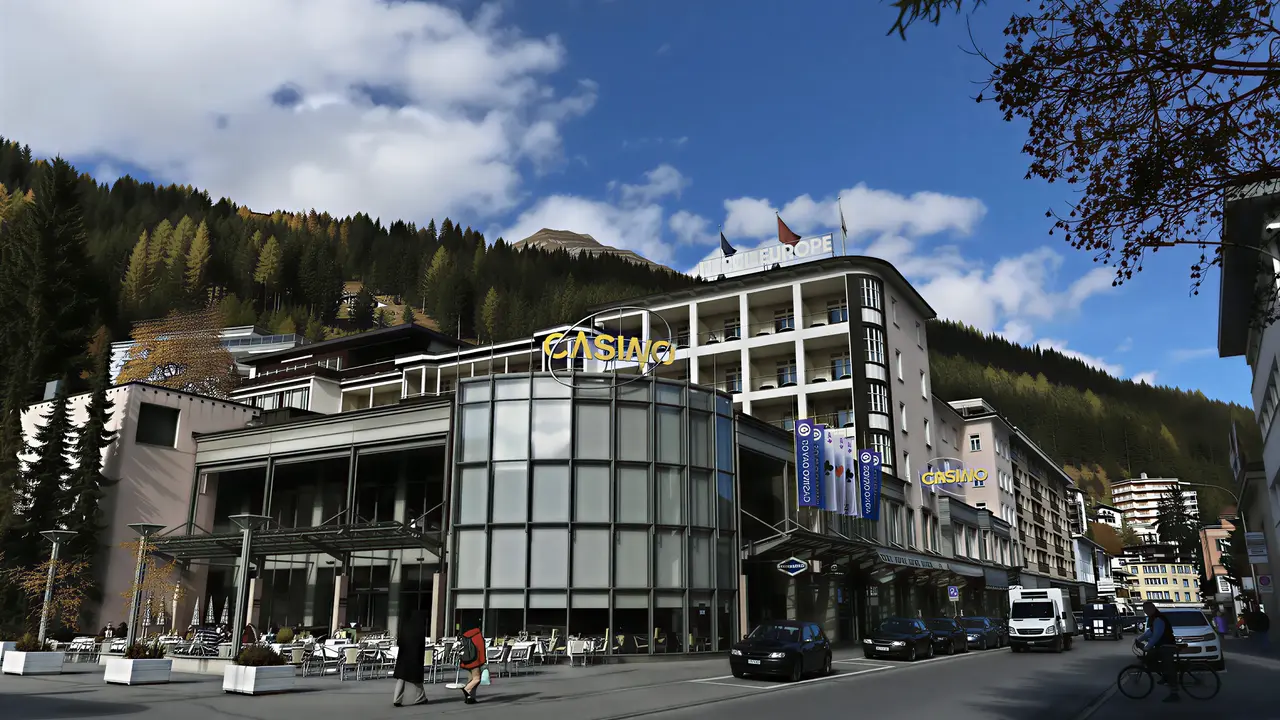 Elewacja budynku Europe (Davos) z widokiem na góry