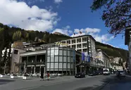 Elewacja budynku Europe (Davos) z widokiem na góry