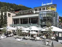 Elewacja i wejście do budynku Europe (Davos)