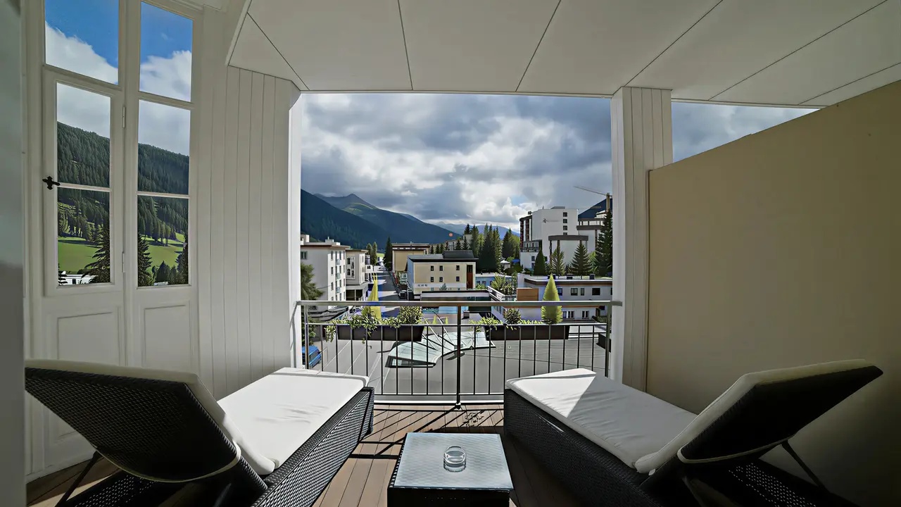 Balkon z leżakami w Europe (Davos)