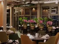 Restauracja w Europe (Davos) z ustawionymi stolikami