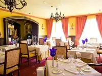 Elegancka restauracja w Europe Villa Cortes z nakrytymi stołami