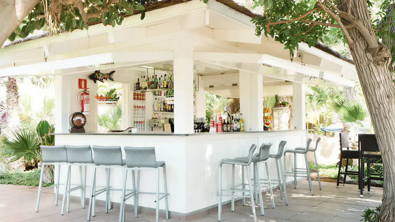 Biały bar zewnętrzny w Europe Villa Cortes