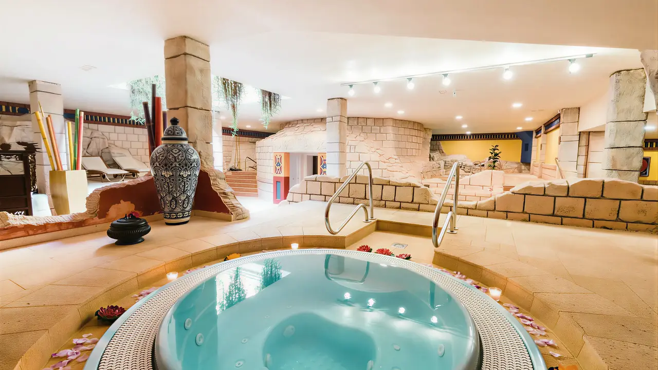 Strefa wellness z jacuzzi w Europe Villa Cortes