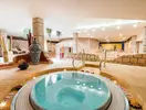 Strefa wellness z jacuzzi w Europe Villa Cortes