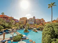 Widok na kompleks basenowy w Europe Villa Cortes