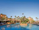 Basen w hotelu Europe Villa Cortes z palmami
