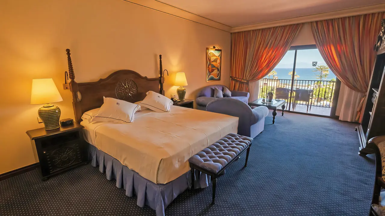 Sypialnia z widokiem na morze w Europe Villa Cortes