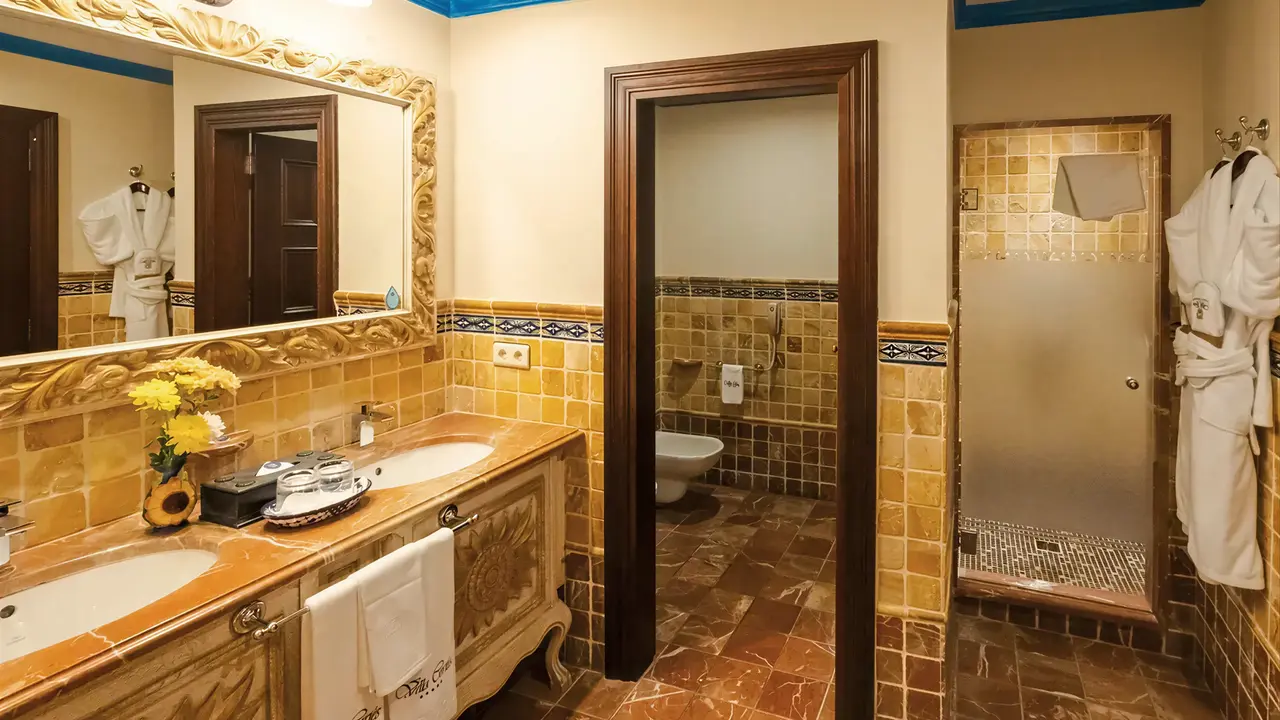 Łazienka w hotelu Europe Villa Cortes z dwiema umywalkami