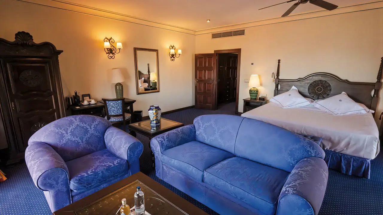Elegancki pokój z łóżkiem i sofą w Europe Villa Cortes