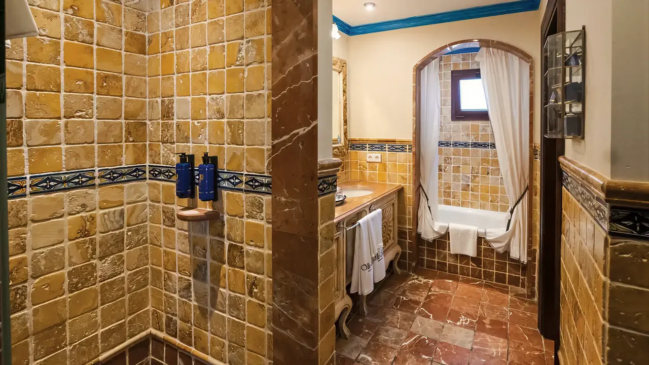 Łazienka z wanną w hotelu Europe Villa Cortes