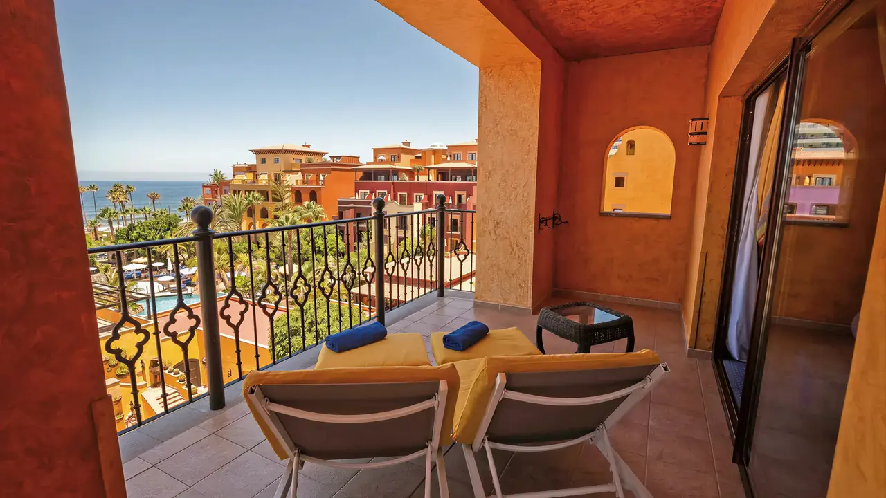 Prywatny balkon z leżakami w Europe Villa Cortes