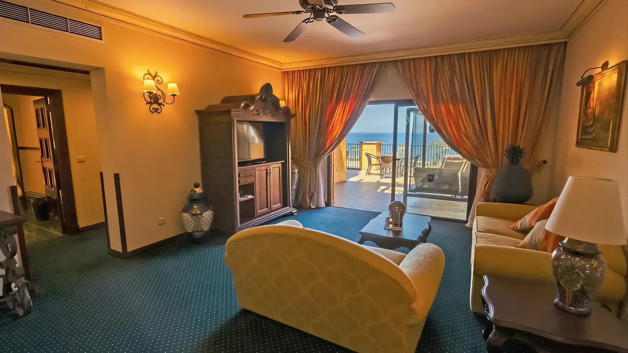 Wnętrze salonu w Europe Villa Cortes z widokiem na taras