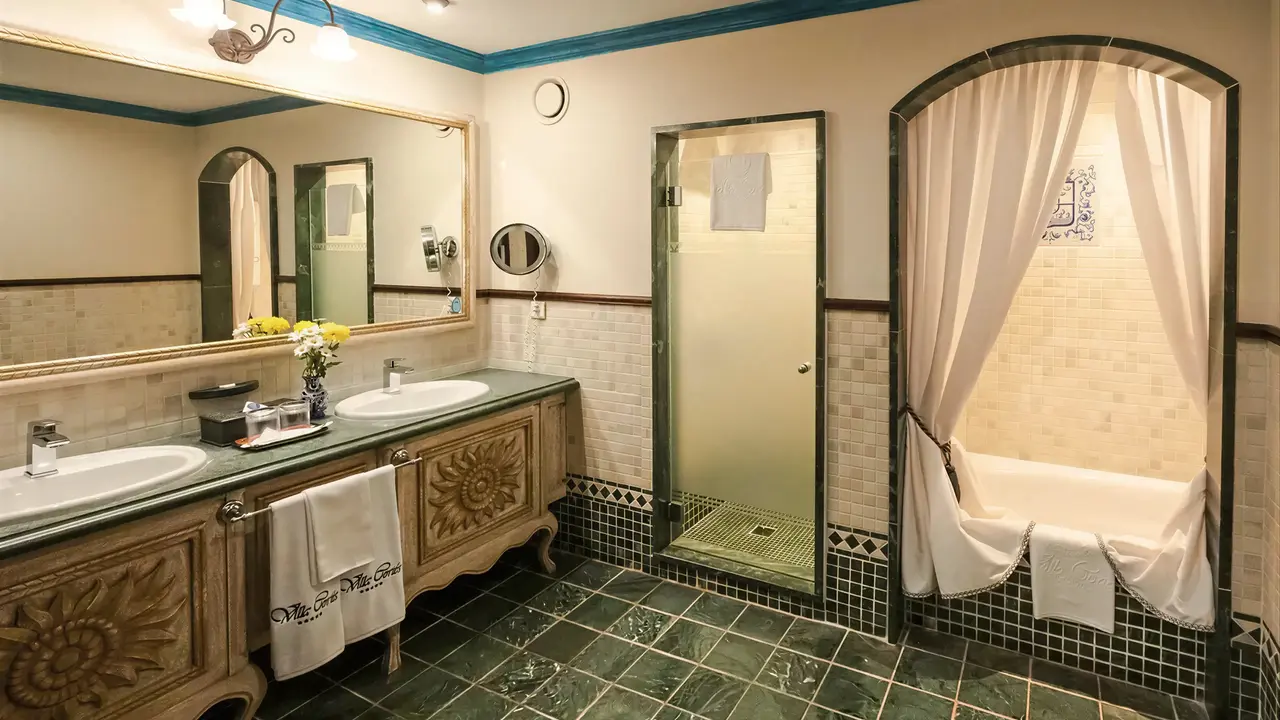 Łazienka w hotelu Europe Villa Cortes z wanną i umywalkami
