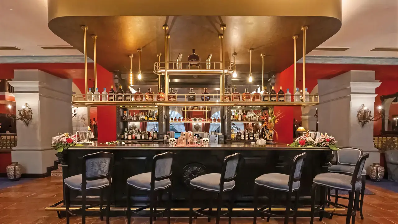Elegancki bar z wysokimi stołkami w Europe Villa Cortes